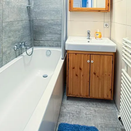 3-raum Monteurswohnung An Der Arena Apartman *